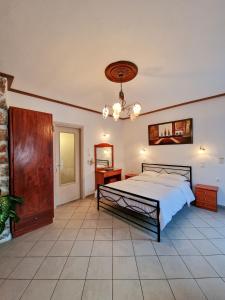 een slaapkamer met een groot bed en een plafond bij Vasilis Boutique Studios in Myrties