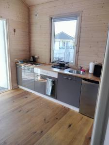 een keuken met een aanrecht en een wastafel in de kamer bij Domek letniskowy Borne Sulinowo in Borne Sulinowo +3 foto's