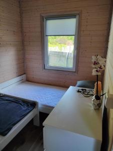 een kamer met twee bedden en een raam bij Domek letniskowy Borne Sulinowo in Borne Sulinowo