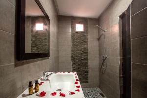 Et badeværelse på Auberge Prince + 29 billeder