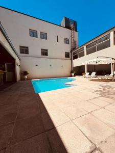 een zwembad voor een gebouw bij Nuevo Mundo in San Rafael