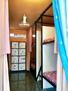 En eller flere senge i et værelse på Garden Hostel Koh Rong