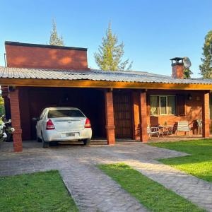 une voiture garée dans le garage d'une maison dans l'établissement Casa Quinta Chascomús, à Chascomús