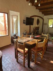 une salle à manger avec une table et des chaises en bois dans l'établissement Casa Quinta Chascomús, à Chascomús