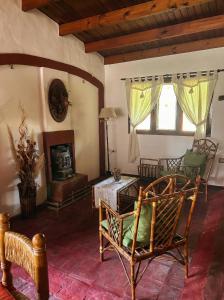 un salon avec une table et des chaises et une cheminée dans l'établissement Casa Quinta Chascomús, à Chascomús 15 autres photos