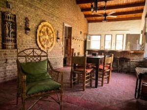 une salle à manger avec une table et quelques chaises dans l'établissement Casa Quinta Chascomús, à Chascomús