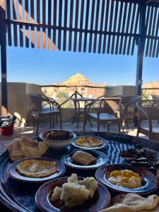 ein Tisch mit Tellern voller Essen darauf in der Unterkunft RAAK HOTEL فندق راك in Siwa