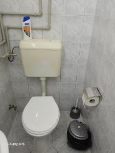 Et badeværelse på Eni Rooms + 3 billeder