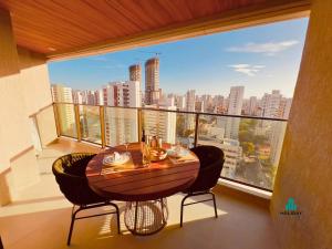 ein Tisch auf einem Balkon mit Blick auf die Stadt in der Unterkunft Beach Class Meireles by Holiday Stays in Fortaleza