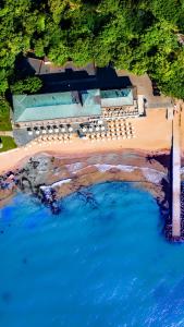 een luchtfoto van een resort aan het strand bij HVD Nympha Hotel - Adults Only - Private Beach & Free Parking in Goudstrand