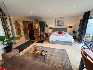 een slaapkamer met een bed en een woonkamer bij B&B Wellness Soest in Soest +88 foto's