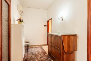 een badkamer met een wastafel en een houten kast bij Casa nella campagna Toscana in Lazzeretto