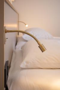 Giường trong phòng chung tại Brit Hotel Cahors - Le Valentré