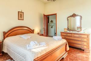 een slaapkamer met een bed, een ladekast en een spiegel bij Casa nella campagna Toscana in Lazzeretto