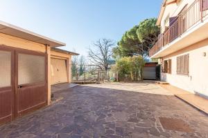 een lege oprit voor een gebouw bij Casa nella campagna Toscana in Lazzeretto