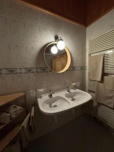 een badkamer met een wastafel en een spiegel bij Chalet Les Epilobes, Zinal in Zinal