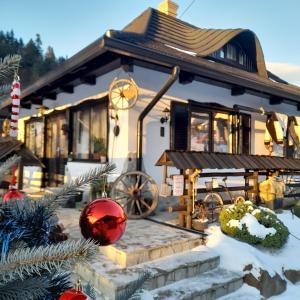 een huis met een kerstboom ervoor bij Casa tradițională bucovineana in Putna