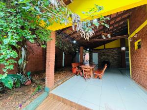 patio con tavolo e sedie di Casa Grande en Hohenau a Hohenau