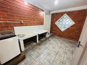 un bagno con un muro di mattoni e una panca di Casa Grande en Hohenau a Hohenau Altre 21 foto