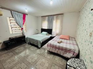 una camera con due letti e una tv di Casa Grande en Hohenau a Hohenau