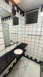 un bagno con lavandino e specchio di ZACAS HOUSE PRAIA DA COSTa a Vila Velha