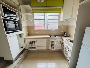 una piccola cucina con mobili bianchi e una finestra di Casa Grande en Hohenau a Hohenau