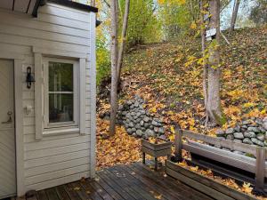 un edificio con una panchina accanto a un mucchio di foglie di Spokhuset a Kättilstorp Altre 3 foto