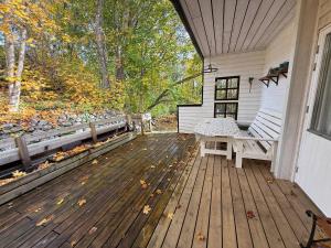 un portico di una casa con una panchina sopra di Spokhuset a Kättilstorp