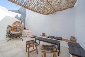 een kamer met een stoel en een tafel en een aantal stoelen bij Algarvia in Parchal