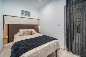 een slaapkamer met een bed met twee kussens erop bij Algarvia in Parchal