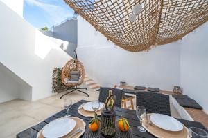 een eetkamer met een tafel en een stoel bij Algarvia in Parchal