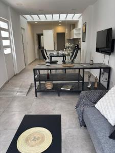 een woonkamer met een tafel en een bank bij Patios de City Bell Hotel and Apartments in City Bell