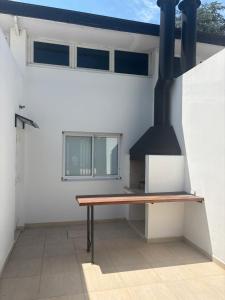 een kamer met een bank voor een gebouw bij Patios de City Bell Hotel and Apartments in City Bell