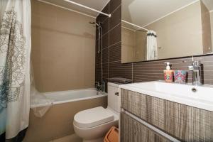 Et badeværelse på Bello Departamento2 Centro Viña Mar, 2Dormitorios + 29 billeder