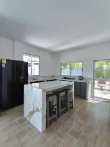 een grote keuken met een groot eiland in het midden bij CASA VILLA NICA Nariño Cundinamarca in Nariño