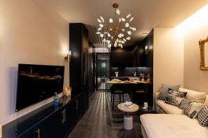 een woonkamer met een bank en een tafel bij Design apartment and contemporary experience in Vallauris