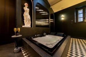 een badkamer met een wastafel en een standbeeld van een vrouw bij Design apartment and contemporary experience in Vallauris