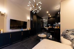 een woonkamer met een bank en een tafel bij Design apartment and contemporary experience in Vallauris +15 foto's