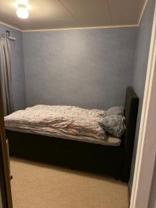 Postel nebo postele na pokoji v ubytování Cheap Apartment near airport with included parking, washer and dryer Always Ready Finhaugveien 5