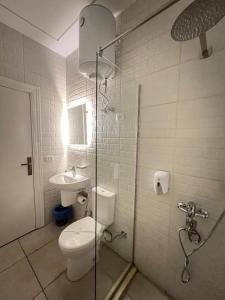 łazienka z prysznicem, toaletą i umywalką w obiekcie Central Cairo Hotel w Kairze +88 zdjęć