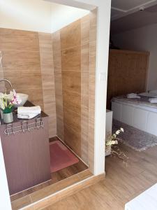 Et badeværelse på MaBy Wellness Apartment