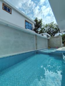 een zwembad voor een huis bij CASA VILLA NICA Nariño Cundinamarca in Nariño