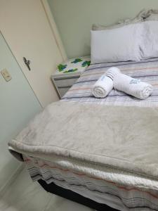 En eller flere senge i et værelse på Quarto Privado Brusque