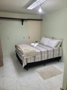 En eller flere senge i et værelse på Quarto Privado Brusque
