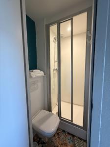 Et badeværelse på hotelF1 Brest Sud Plougastel