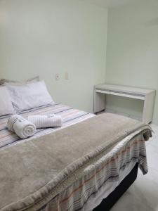 En eller flere senge i et værelse på Quarto Privado Brusque