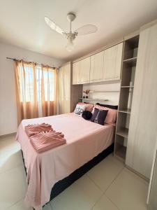 Giường trong phòng chung tại Apartamento 100 metros da praia com piscina