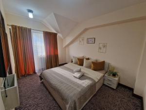 En eller flere senge i et værelse på Pensiunea Conacul lui Horia