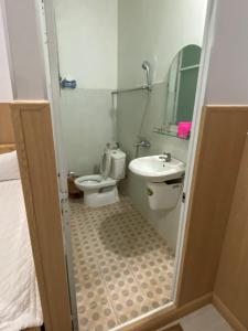 a small bathroom with a toilet and a sink at Hotel Sơn Duyên in Ấp Thiện Lập