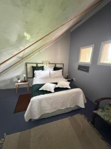 En eller flere senge i et værelse på Babushka + 17 billeder